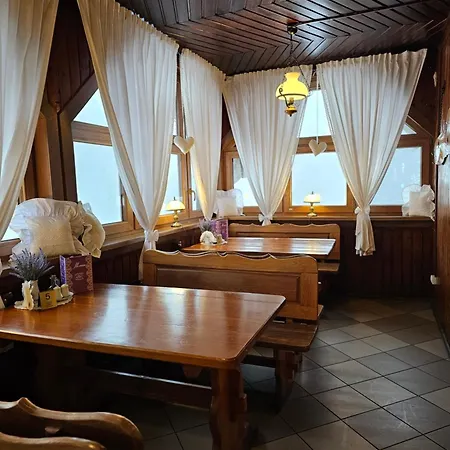 Schronisko Gosciniec Rownica Gæstehus *