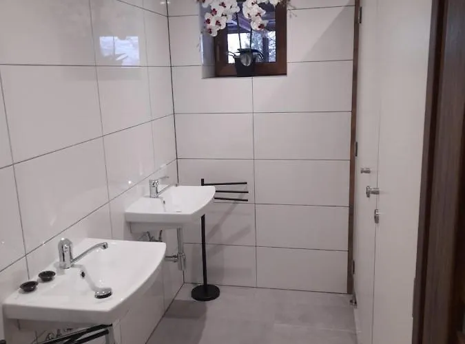 Schronisko Gosciniec Rownica * אוסטראון