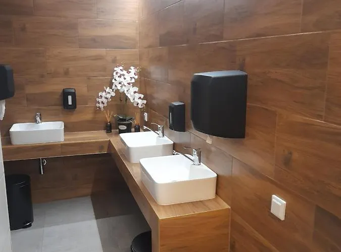 Schronisko Gosciniec Rownica * אוסטראון