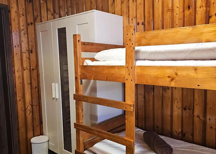 Schronisko Gosciniec Rownica *