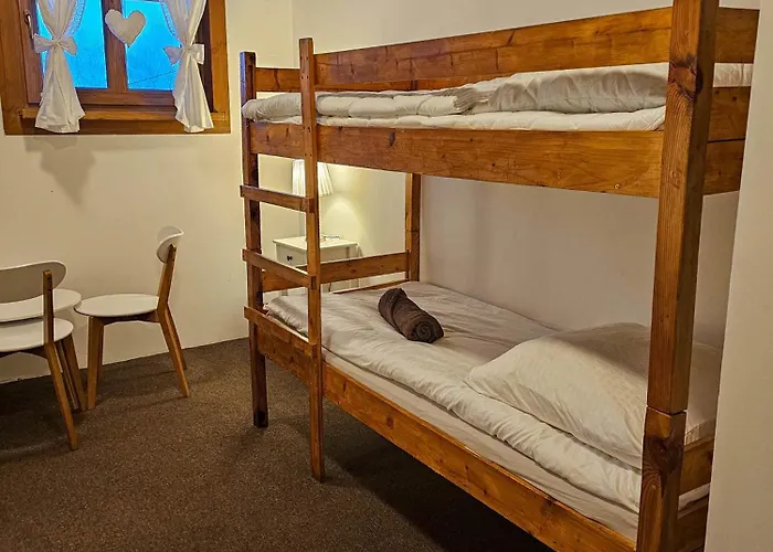 Schronisko Gosciniec Rownica * אוסטראון